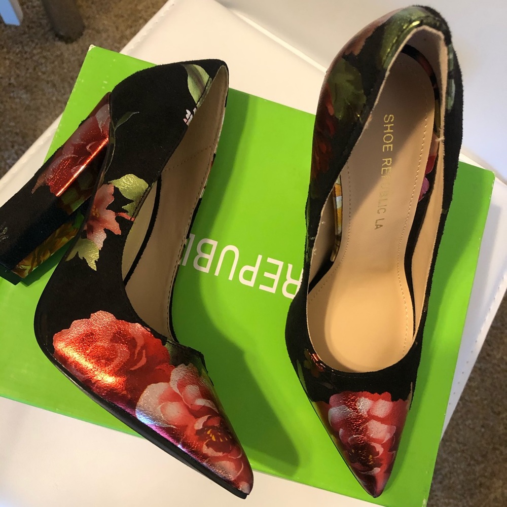Floral heel pumps